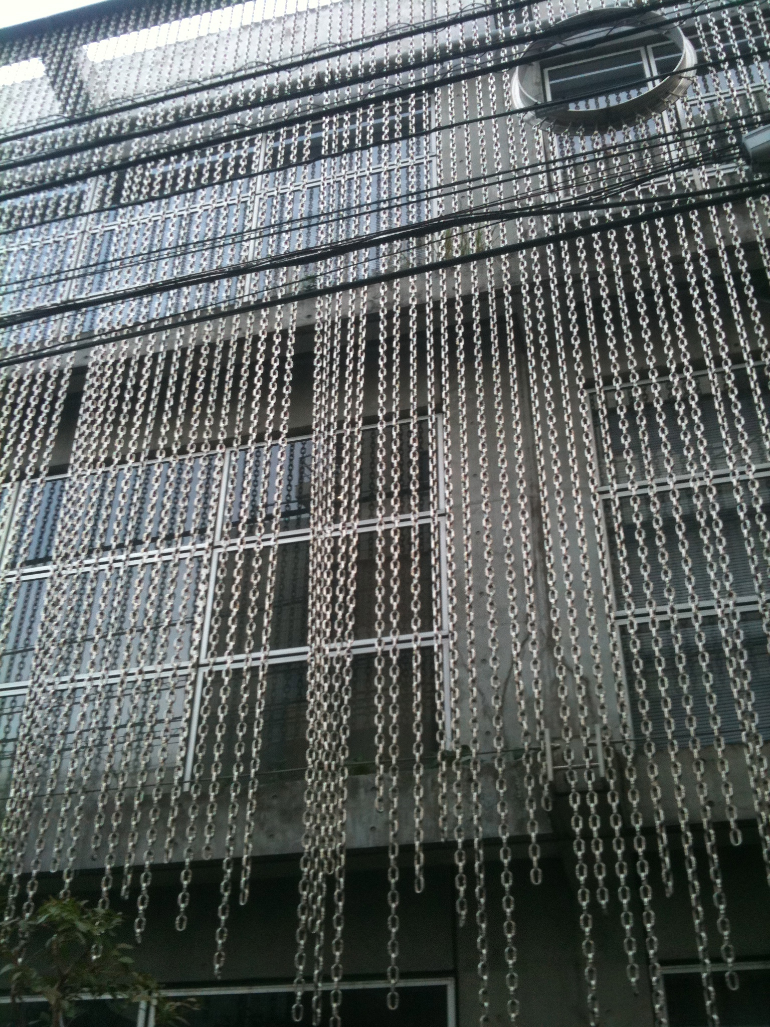 Edificio con cadenas