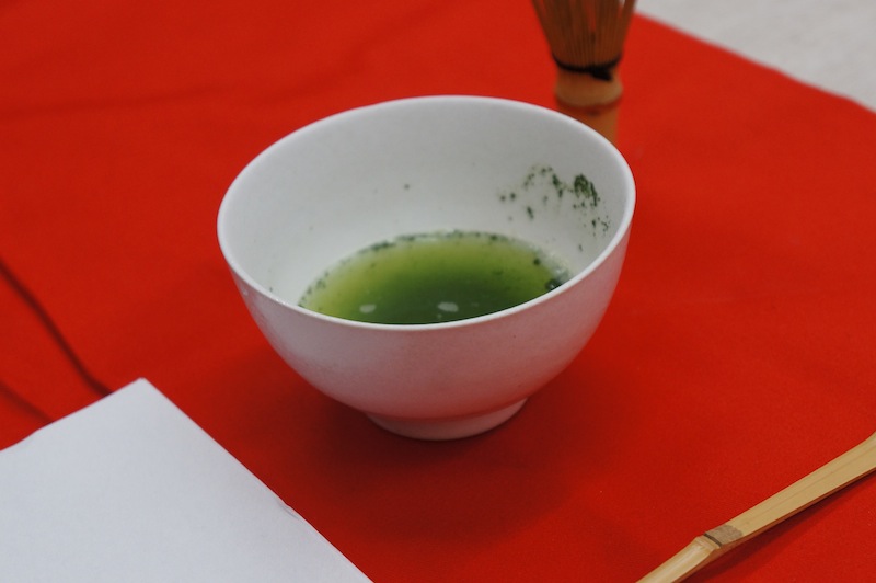 Añadiendo el agua en la ceremonia del te