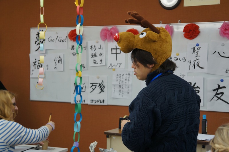 Profesor de caligrafía con gorro