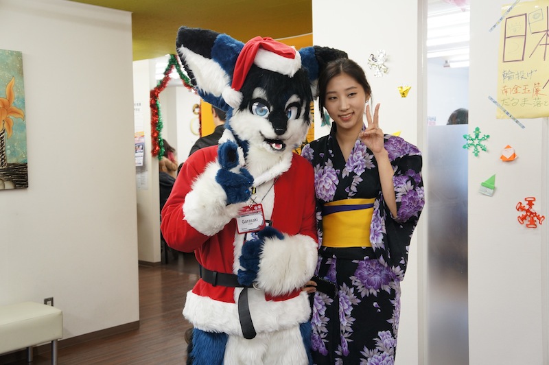 Foto de una chica en kimono con el lobo