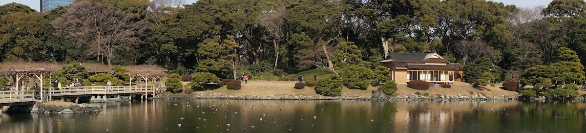 Panorámica desde fuera de la casa té de los jardines de Hamarikyu