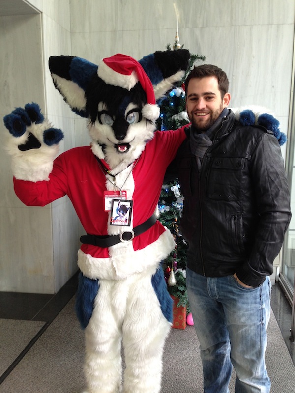 Foto con el lobo a la entrada de la escuela