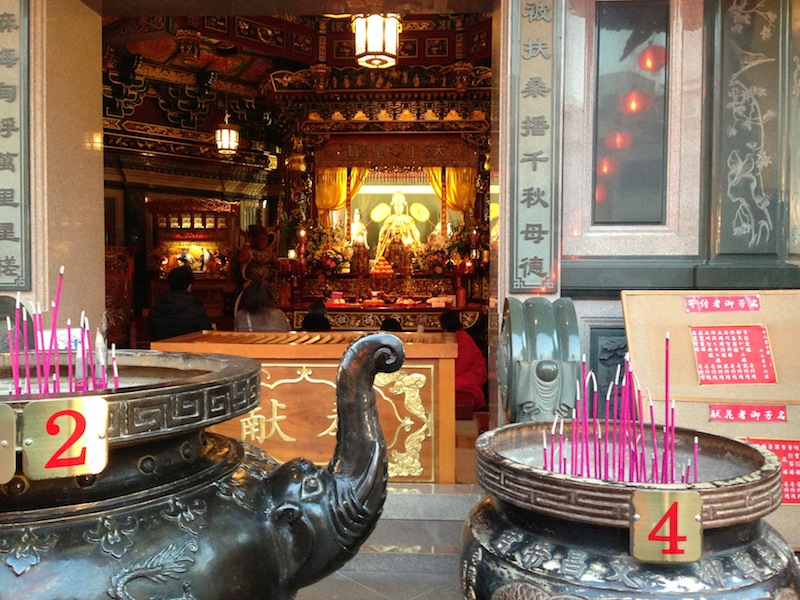 Altar con inciensos en templo chino en Yokohama