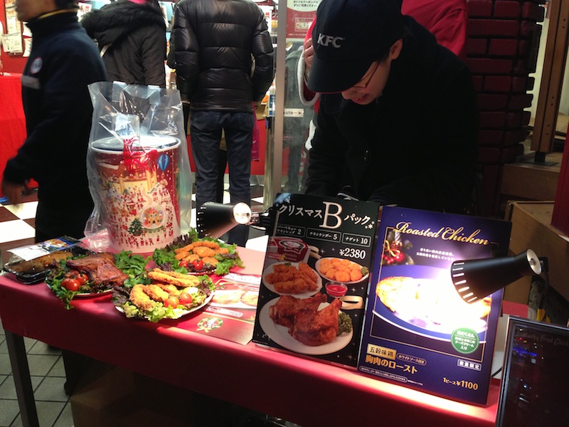 Mesa con packs de Nochebuena del KFC
