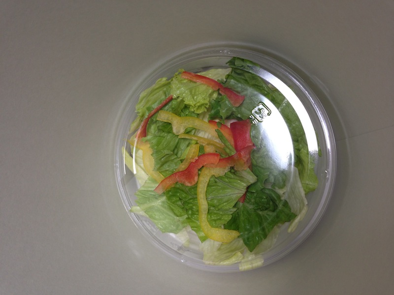 Unboxing del Cubo de Nochebuena del KFC - ensalada