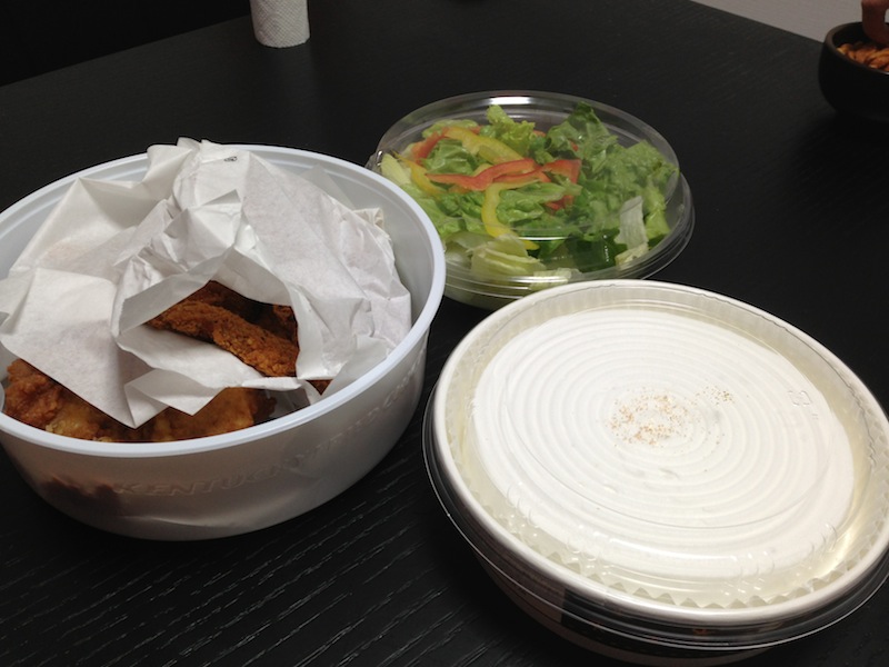 Unboxing del Cubo de Nochebuena del KFC - pollo, ensalada, tarta