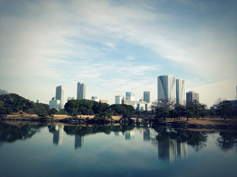 Vista desde el puente de madera hacia la casa de té en los jardines de Hamarikyu