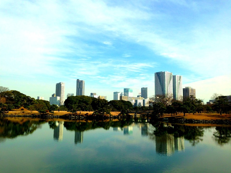 Vista desde el puente de madera hacia la casa de té en los jardines de Hamarikyu