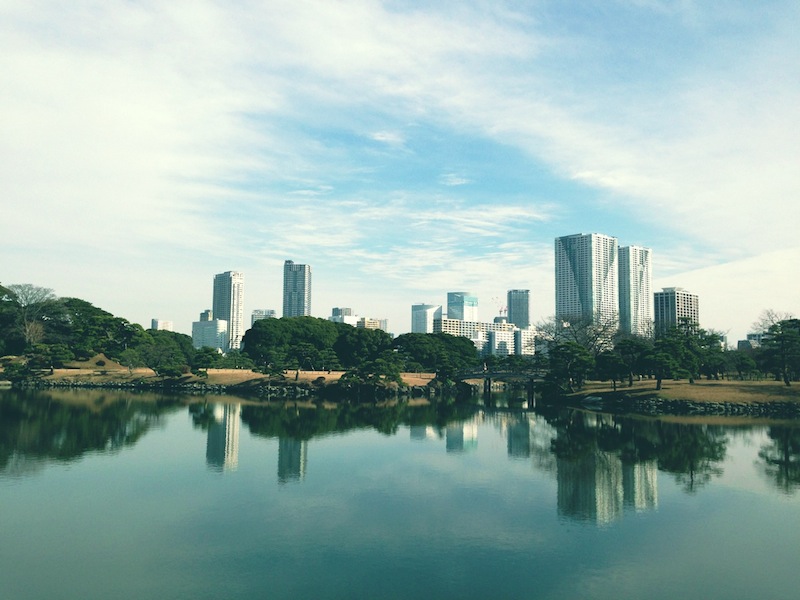Vista desde el puente de madera hacia la casa de té en los jardines de Hamarikyu