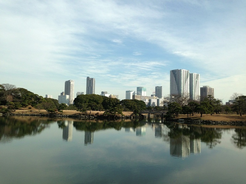 Vista desde el puente de madera hacia la casa de té en los jardines de Hamarikyu
