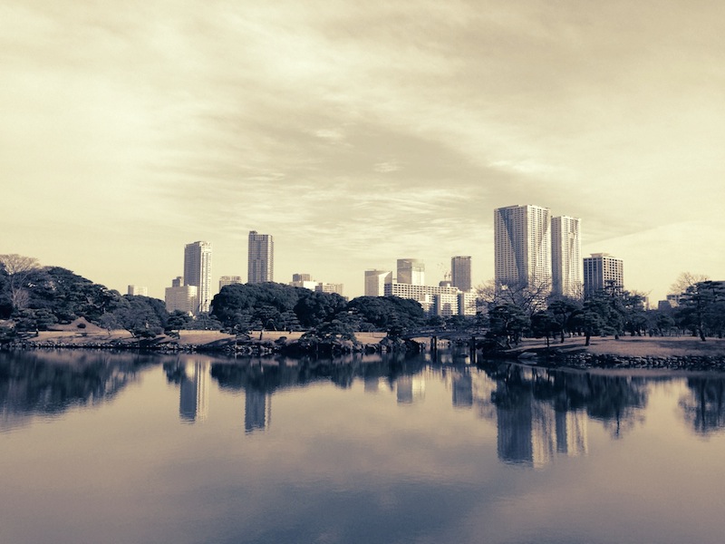 Vista desde el puente de madera hacia la casa de té en los jardines de Hamarikyu