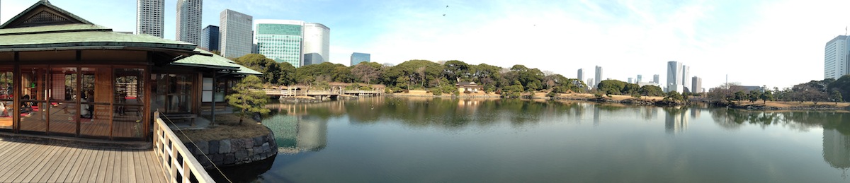 Panorámica desde fuera de la casa té de los jardines de Hamarikyu