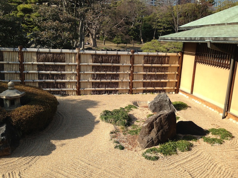Jardín zen en la casa de té de los jardines de Hamarikyu