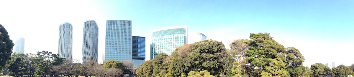 Panorámica de la vista a la entrada de los jardines de Hamarikyu
