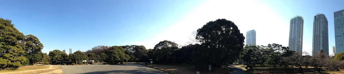 Panorámica de la vista a la entrada de los jardines de Hamarikyu