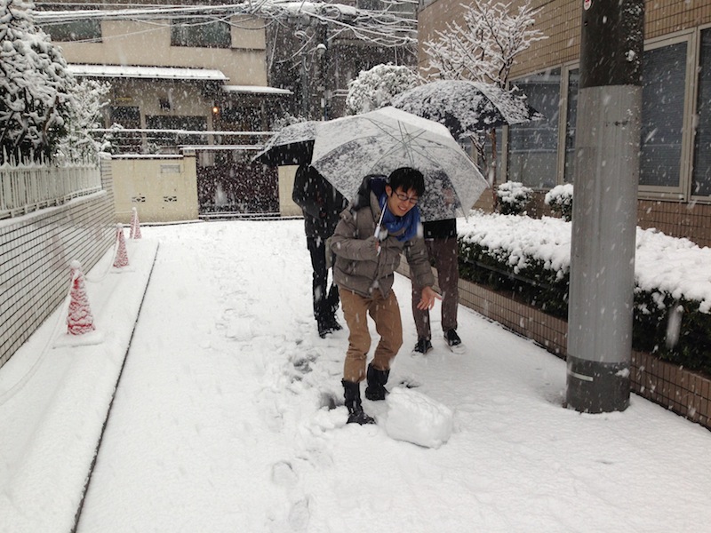 Chicos preparando bolas para el muñeco de nieve