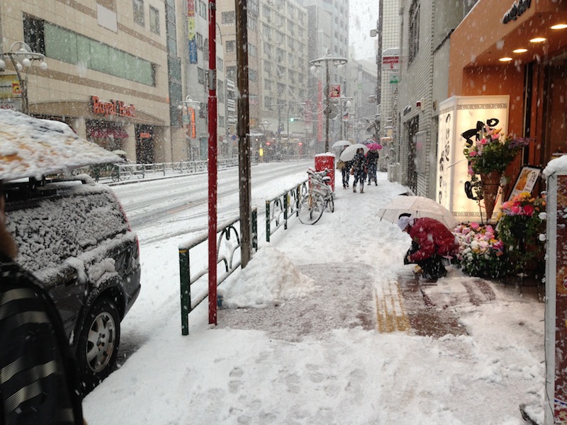 Empleado quitando nieve