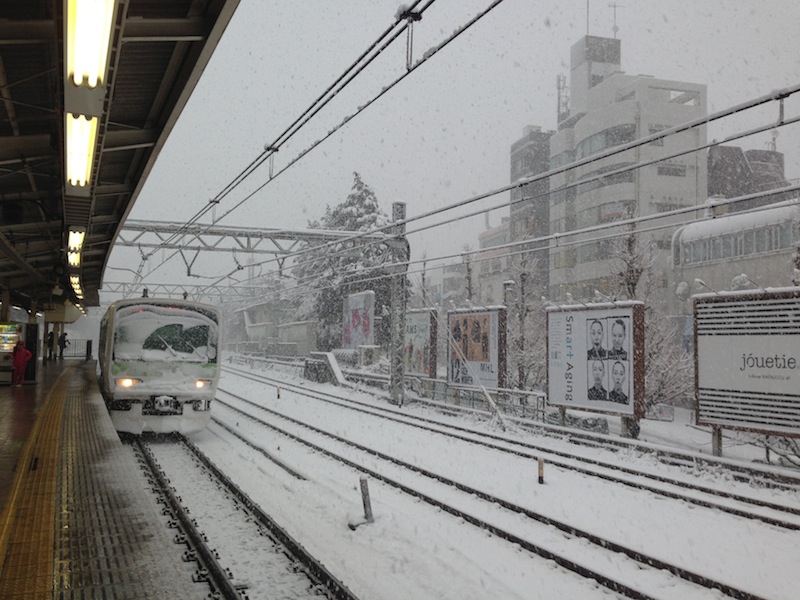Tren JR con nieve