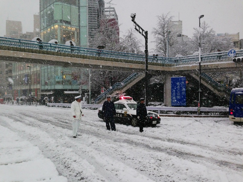 Policía organizando el tráfico con nieve