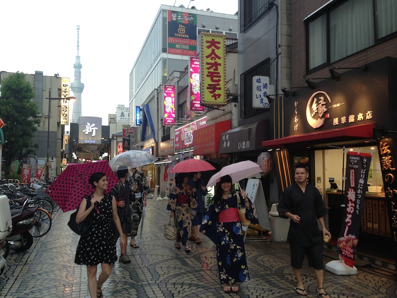 Grupo en yukata y yinbei andando por la calle